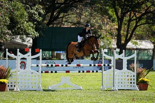 Única mulher do grupo, Gabriela Duque zerou seus percursos com dois cavalos / Foto: Divulgação